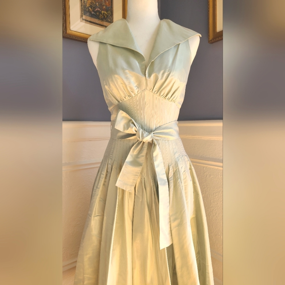 Teri Jon Rickie Freeman belted pointed collar sleeveless dress. Size 4